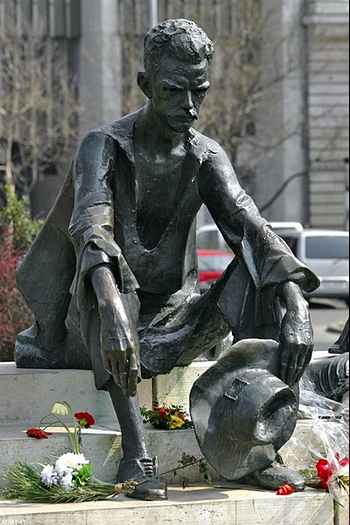 József Attila szobra Budapesten